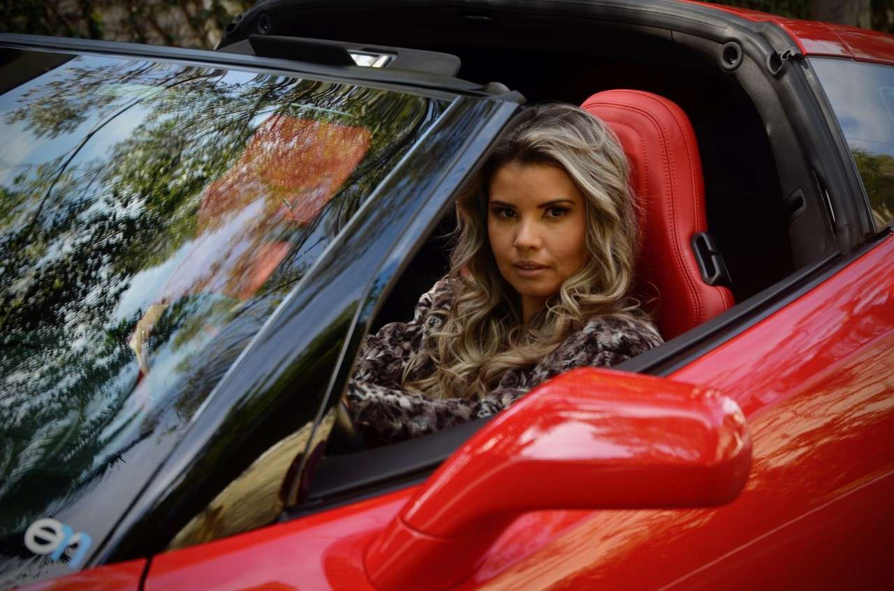 Na contramão do preconceito, Fabi é influenciadora no segmento de carros superesportivos