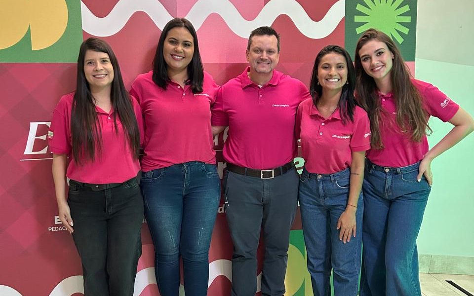 ‘Feira em Campo Grande reúne associadas de três agências, que ‘madrugam’ para confeccionar produtos e se dizem gratas por tantas conexões